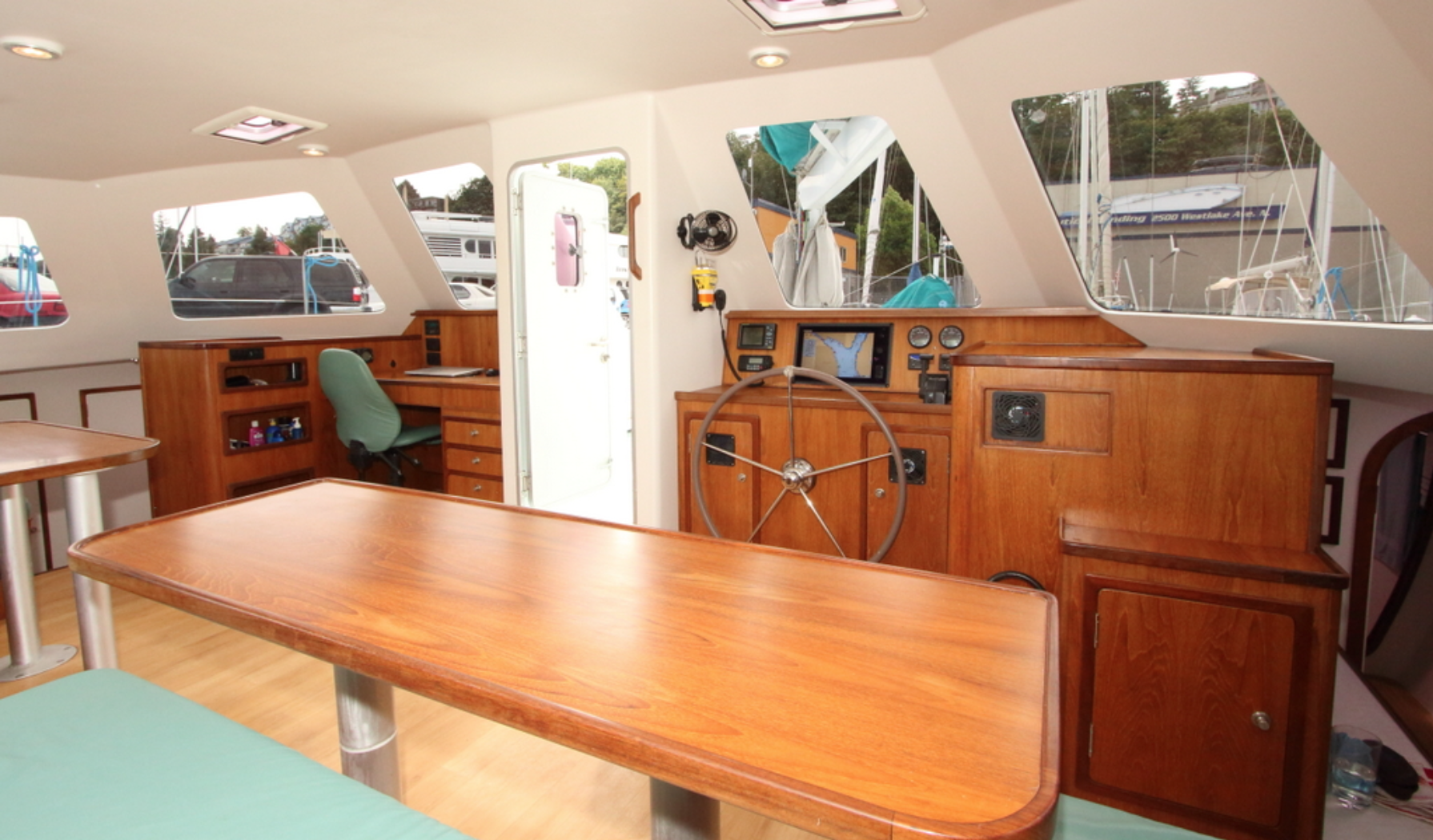  Salon / Pilothouse looking to port 