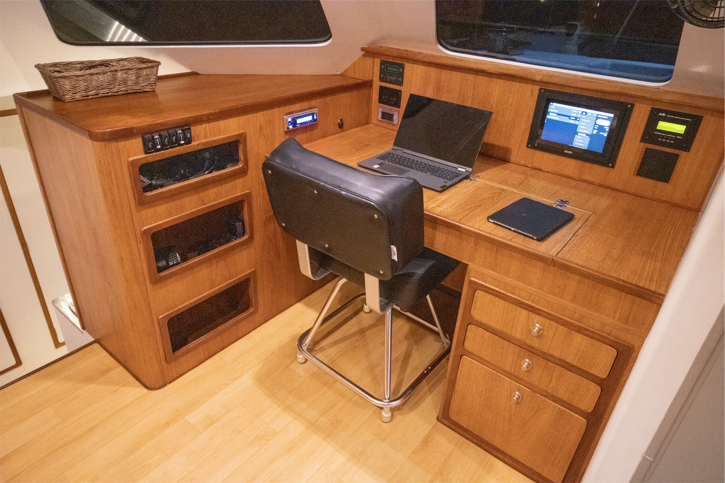  Computer Station, port salon 